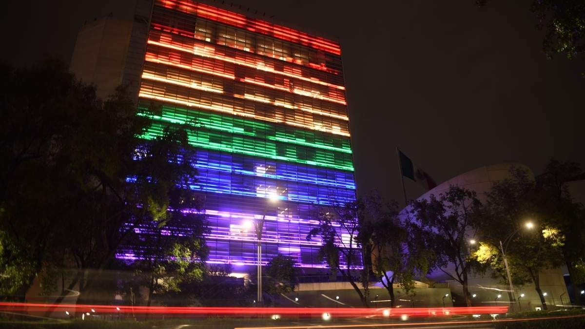El Senado de pintó con los colores de la bandera LGBT