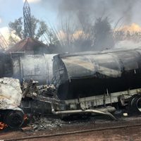 Incendio calcina contenedores de hidrocarburo y tractocamión en empresa de Guadalajara