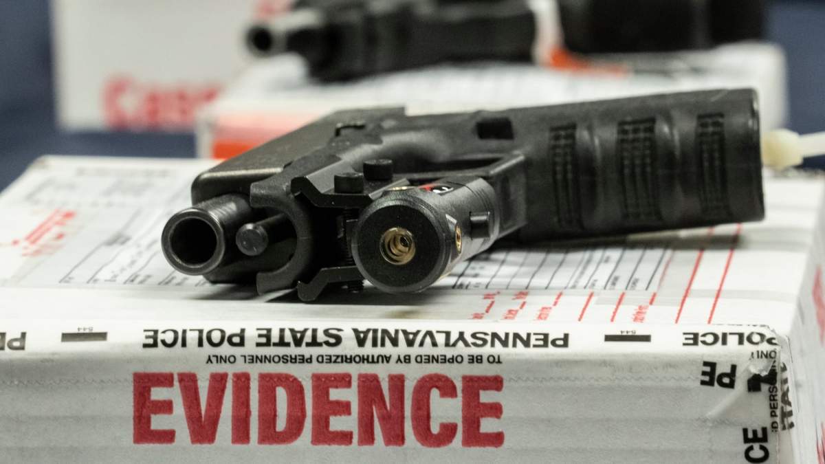 Armas presuntamente adquiridas por compradores testaferros se muestran en una conferencia de prensa en Norristown, Pensilvania, el 22 de febrero de 2023