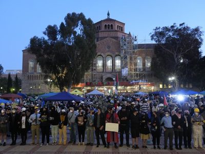La policía empieza a desmontar barricadas en campamento de protesta propalestino en UCLA