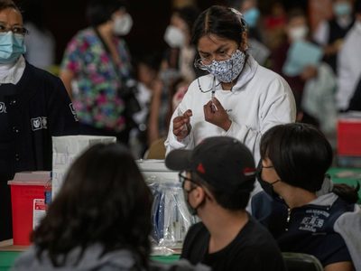 El beneficio-riesgo de la dosis de refuerzo en adolescentes "debe revisarse cuidadosamente": ECDC