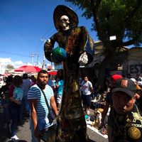 Sin miedo al covid-19, rinden culto a la Santa Muerte