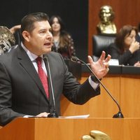 Senadores de Morena cierran filas con Alejandro Armenta para buscar candidatura a Puebla