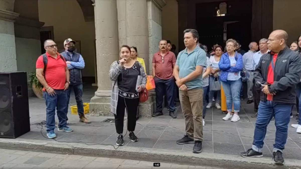 Protesta de proveedores de uniformes frente a Palacio de Gobierno