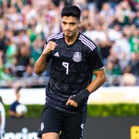 Raúl Jiménez marca doblete con el Wolverhampton frente al Pyunik