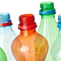 No tires las botellas plásticas: mirá cómo transformarlas en el portavelas más glamoroso