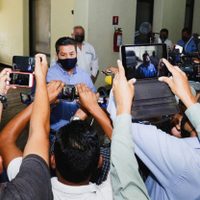 Reaparece García Cabeza de Vaca en el Palacio de Gobierno; "hay gobernador para rato", afirma