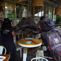 Protesta contra la gentrificación en la CDMX termina en vandalismo y acoso a turistas (Videos)