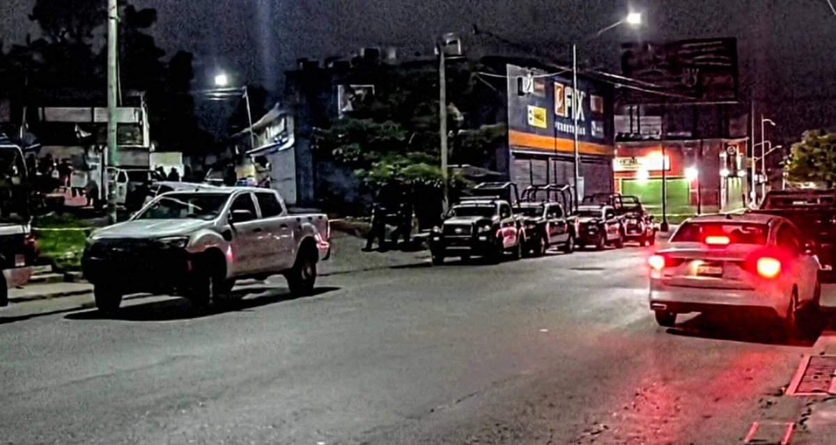 Presencia de elementos policiacos en donde un policía presuntamente mató a un joven de un disparo en la cabeza, en Los Patios, Cuernavaca, Morelos