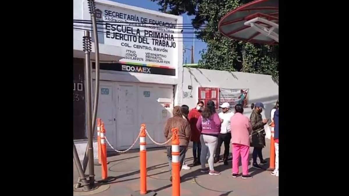 La protesta de padres de familia afuera de la escuela "Ejército del Trabajo"