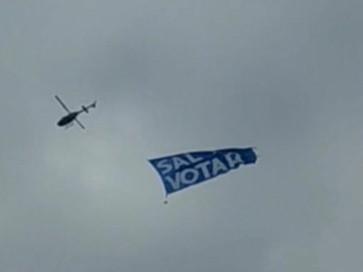 Edomex: sujetos se pasean con armas largas y un helicóptero sobrevuela con bandera azul