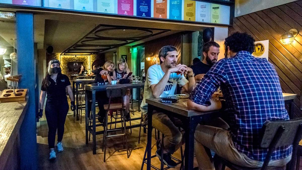 Local gastronómico con medidas sanitarias. Fuente: (Twitter)