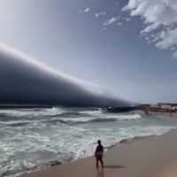 Bañistas en playa de Portugal confunden nubes con tsunami (Videos)