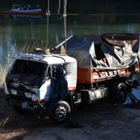 Sacaron el camión que estaba en el lecho del río Neuquén