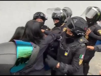 Chocan policías y víctimas de abuso sexual frente al "búnker" de la Fiscalía de CDMX (Videos)