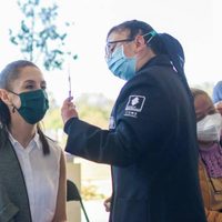 "Me siento bien, perfecta": Sheinbaum recibe la dosis de refuerzo contra covid-19