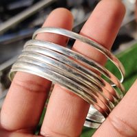 Si tenés pulseras viejas o rotas, no las tires: creá este portavelas que increíblemente queda fantástico en tu casa