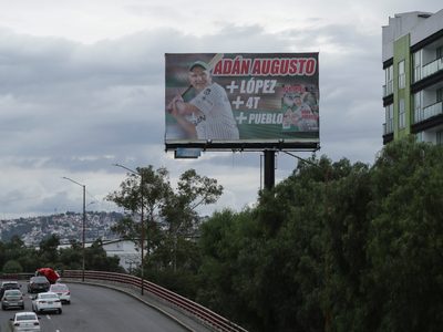 Espectaculares son ilegales, ya no funcionan y los candidatos se quitan 10 o 20 años: AMLO