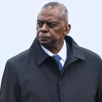 Hospitalizan al secretario de Defensa de EU por problema en la vejiga