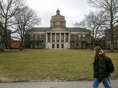 Universidades de EU dicen que el gobierno está revocando las visas de estudiantes internacionales