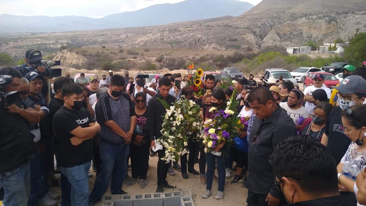Entierro de Debanhi Susana en Laguna de Labradores, municipio de Galeana