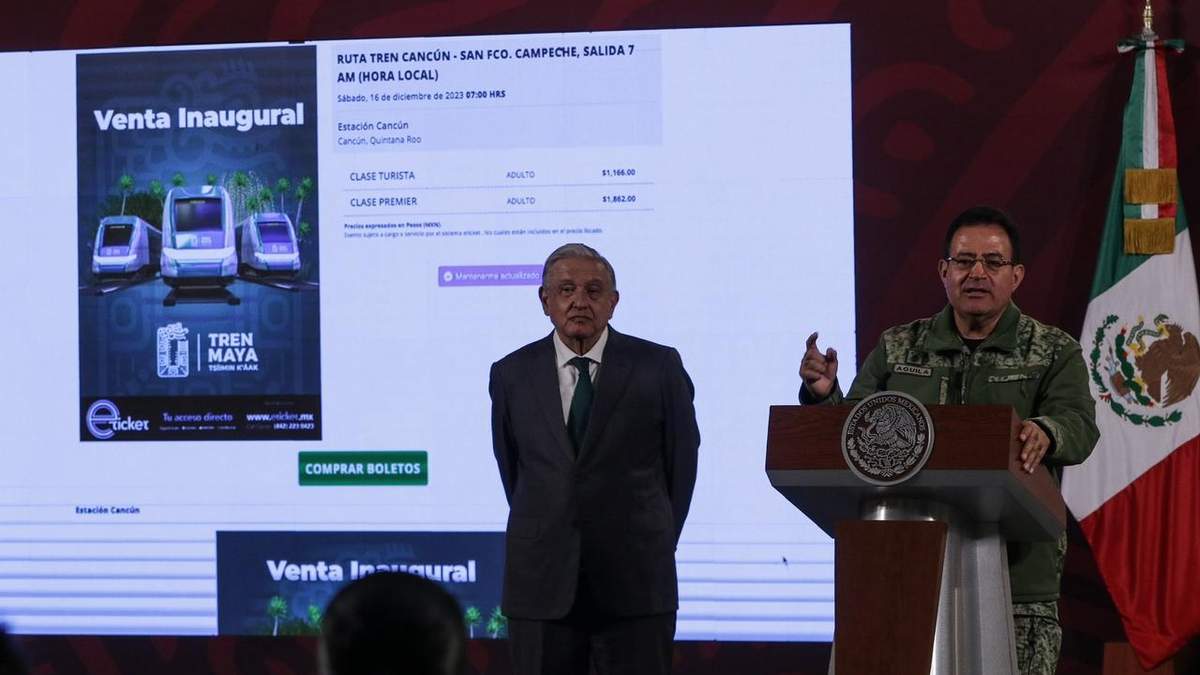 Oscar Lozano Águila, director del Tren Maya, en la conferencia de AMLO