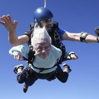 Mujer de 104 años de Chicago muere días después de salto en paracaídas que podría ser de récord