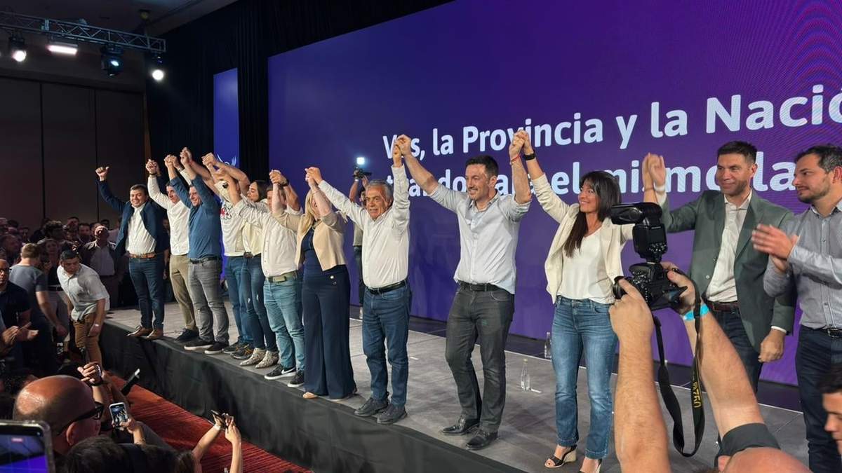 Con "guerra de hinchadas" Petri y Cornejo celebraron el triunfo