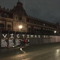 Pintan nombres de víctimas de feminicidio en valla instalada en Palacio Nacional