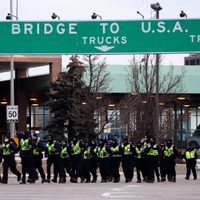 Policía de Canadá desaloja a manifestantes del puente fronterizo Ambassador