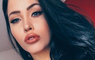 ¡Hacé zoom! Claudia Alende se abrió de piernas para enseñarte que es la mejor haciendo ¡ESTO!