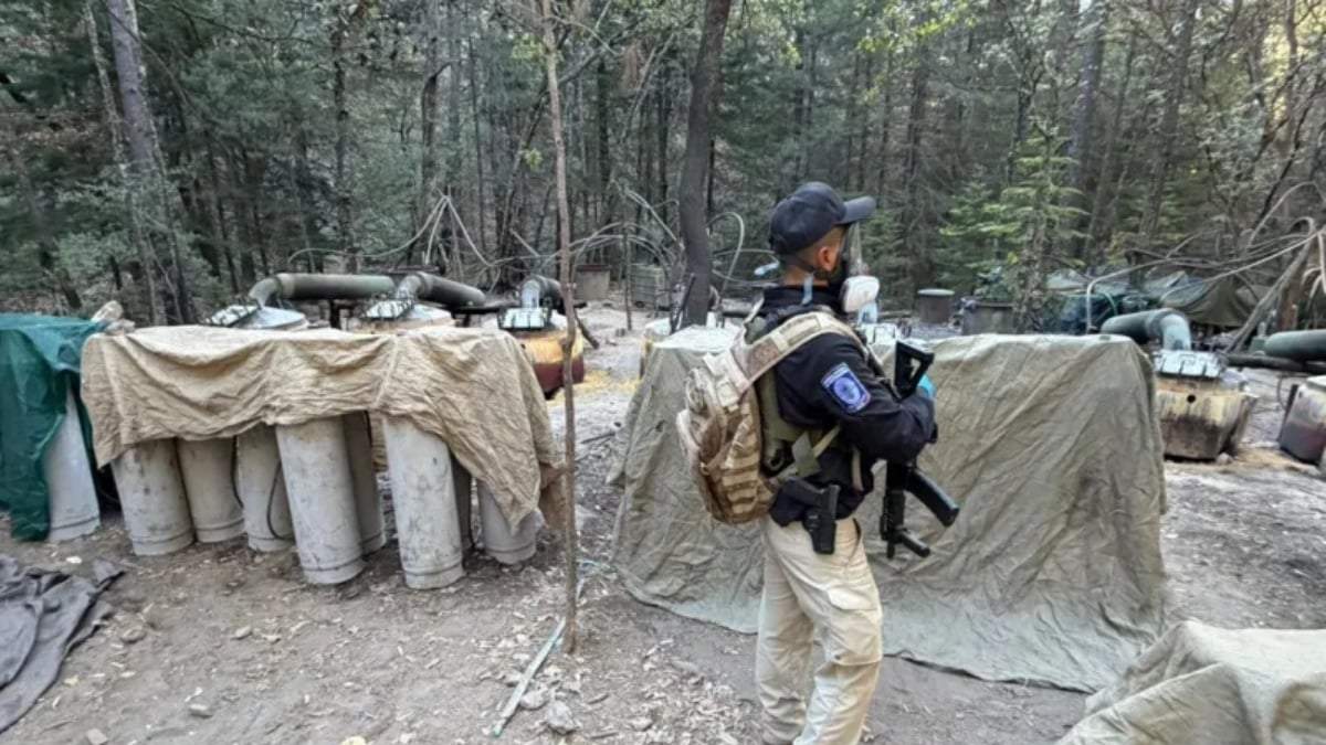 Un agente durante el operativo en El Pinal, municipio de Morelos