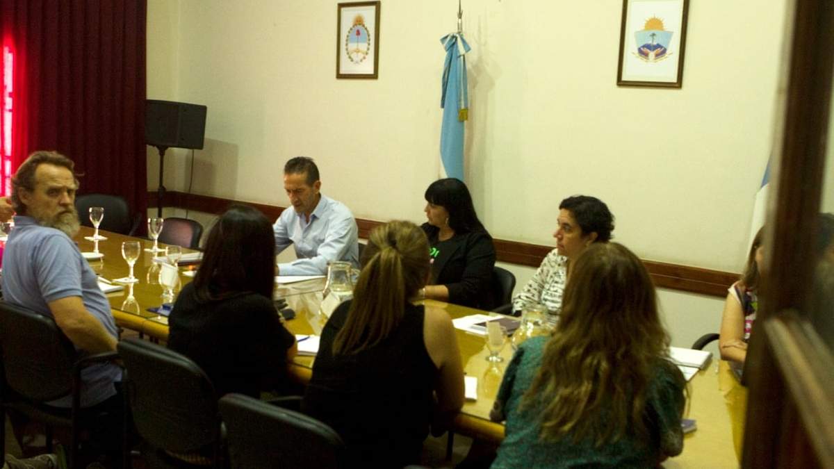 El gremio docente durante las mesas salariales en la sala Lafitte del año 2024. Fuente: (Emiliano Ortiz)