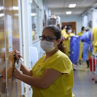 El Ministerio de Salud actualizó los criterios de aislamiento para los contagiados por coronavirus