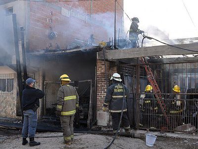 Susto en barrio La Sirena: hubo una explosión en un garaje y una familia tuvo que ser evacuada
