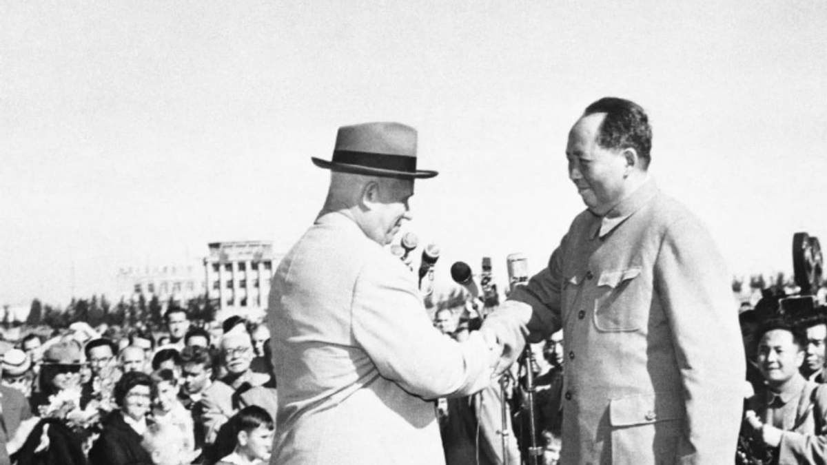 El mandatario chino Mao Zedong recibe a su homólogo soviético Nikita Kruschev el 30 de septiembre de 1959, en Beijing, China