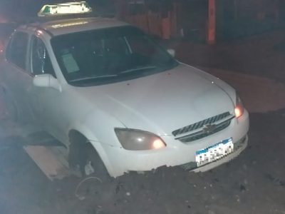 Taparon un pozo con tierra, pero no lo señalizaron: ya se estancaron dos autos