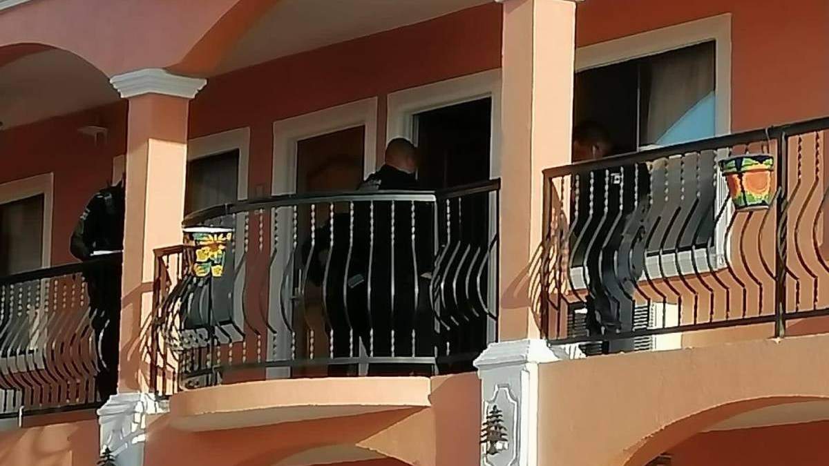 Elementos de la policía llegaron al hotel donde se reportaron los hechos
