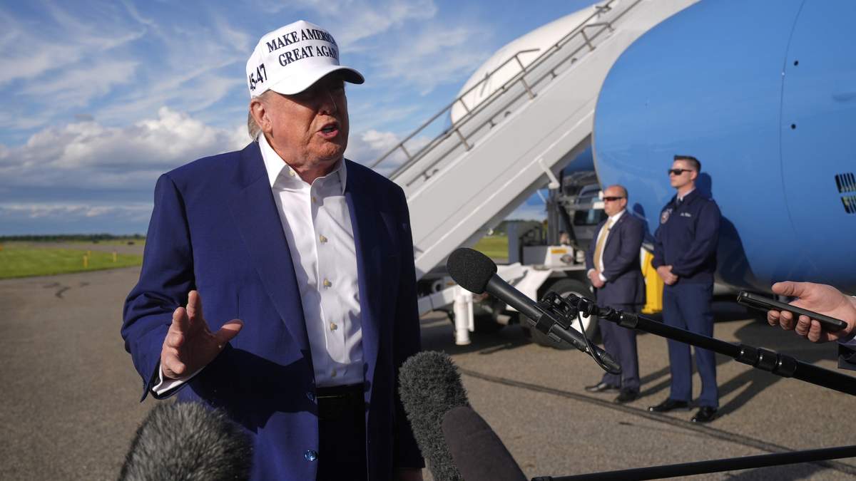 El presidente Donald Trump habla con la prensa antes de abordar el avión presidencial, el domingo