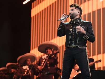 Alejandro Fernández canta las mañanitas a Yuridia para agasajarla por su cumpleaños (Video)