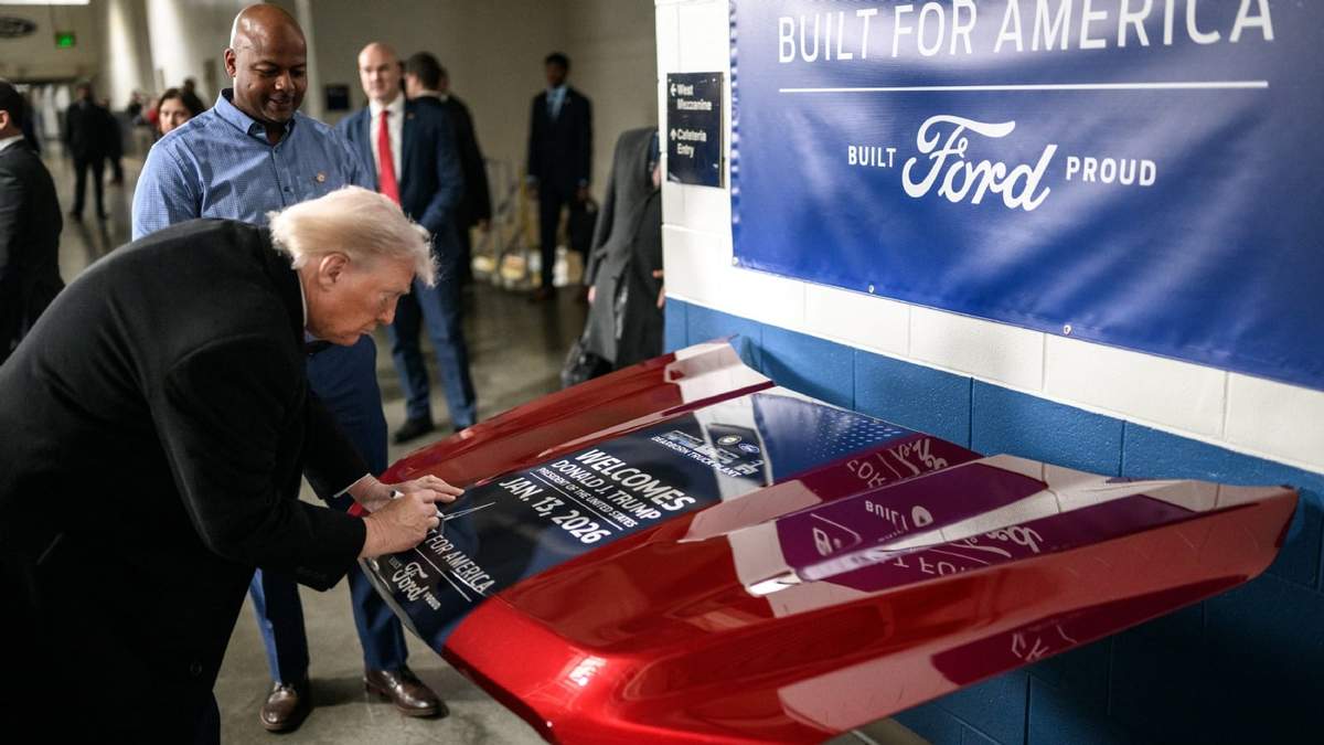 Trump en una fábrica de Ford en Michigan