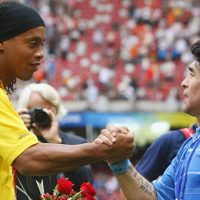 "Ídolo mío, te amo": el emotivo último adiós de Ronaldinho a Diego Maradona