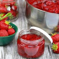 Mermelada de frutillas casera para guardar o vender: el truco para que te dure hasta un año guardada