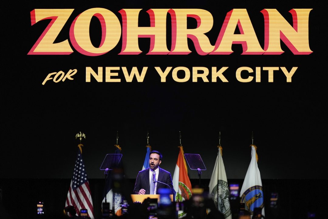 4 de noviembre. Zohran Mamdani habla después de ganar las elecciones a la alcaldía, en Nueva York. Es el primer alcalde musulmán de la ciudad. Foto APYuki Iwamura.