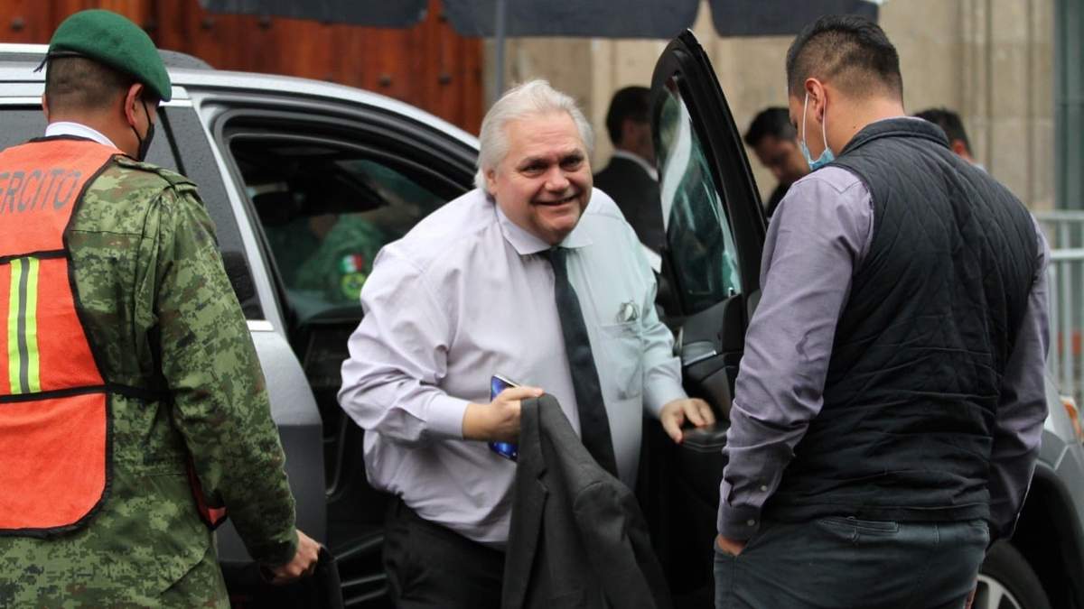 Carlos Bremer llega a Palacio Nacional
