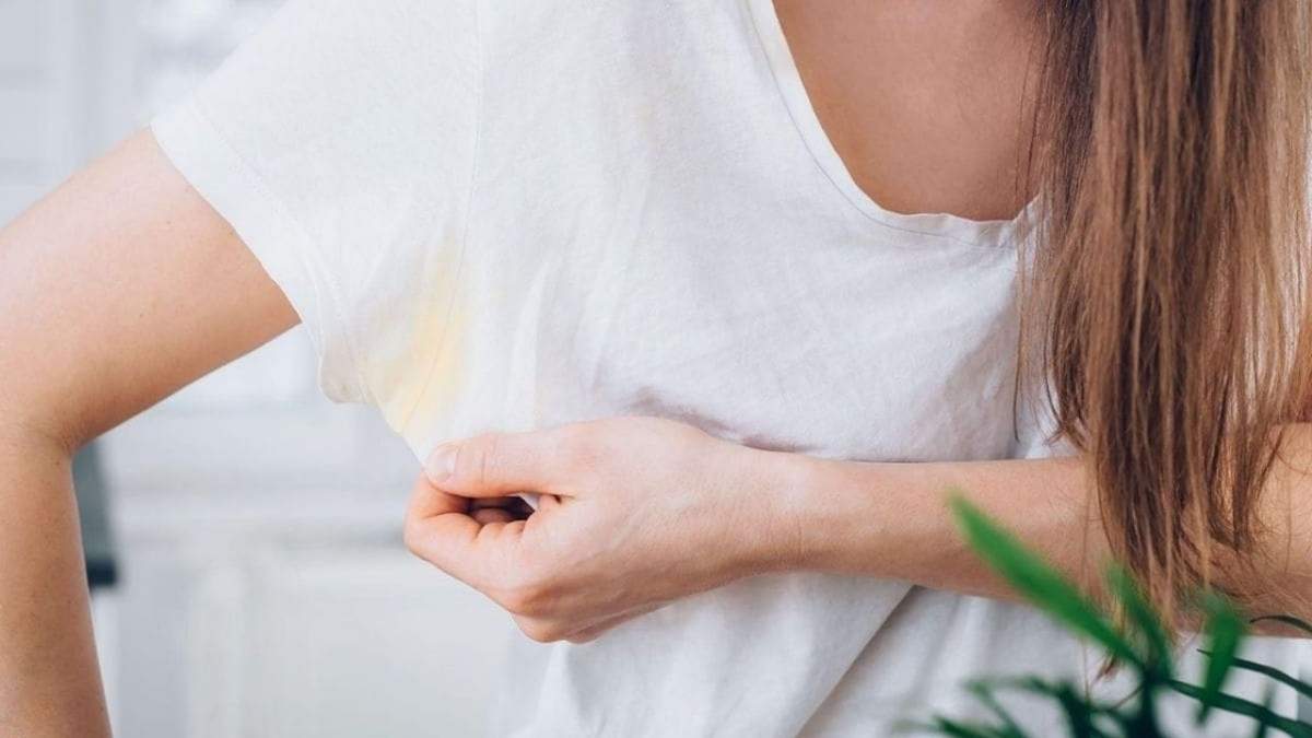 Cómo eliminar las manchas de desodorante de tu ropa blanca.