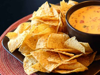 Sin pagar de más: la receta fácil de los nachos caseros más crocantes y deliciosos