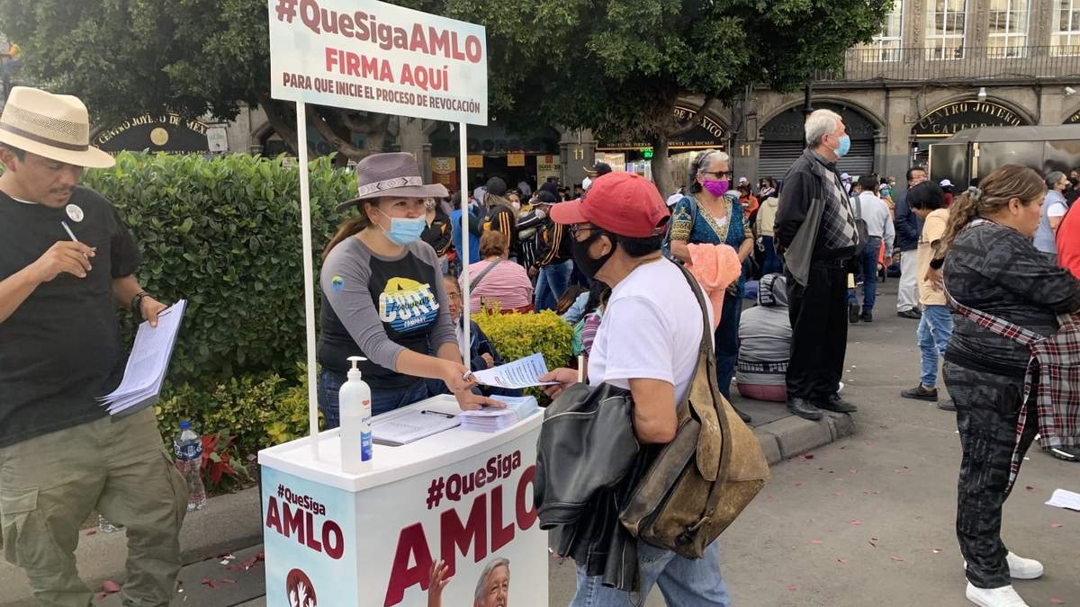 Un módulo de recolección de firmas en el AMLOFest
