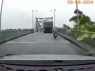Captan colapso de puente vehicular y caída de un camión (Video)