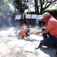 Maestros queman foto de Peña frente a oficinas de la SEP en Guerrero